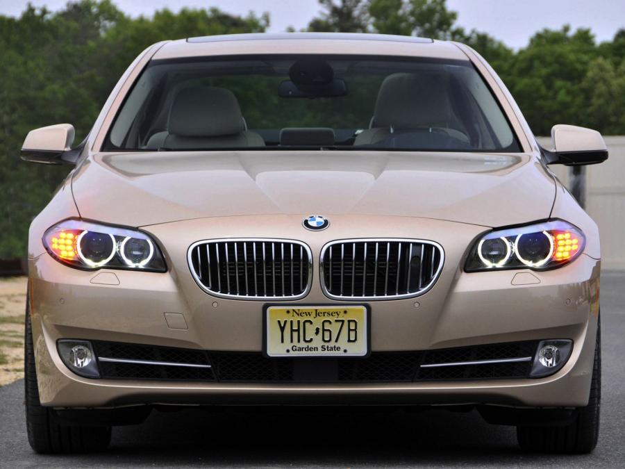  BMW 550i Sedan 2010 года  (US) (фото 13 из 16)